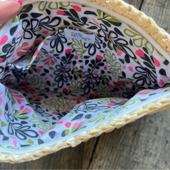 FUNKY MONKEY Raffia Tassel Detail Clutch Purse Natural Woven Flower Lined NWT - Picture 4 of 4